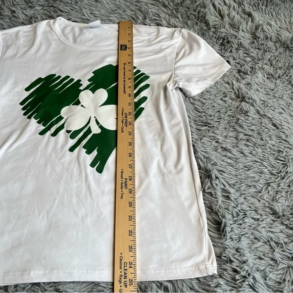 St Patricks Day 4 Leaf Clover Tshirt Womens Medium White Green Short Sleeve - Picture 4 of 7
